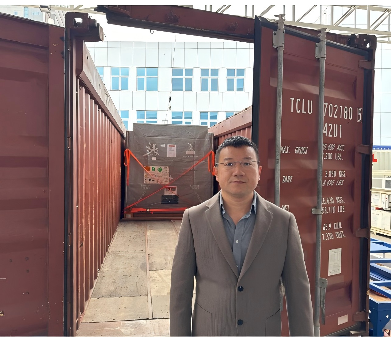 海事申报员在码头检查危险品集装箱